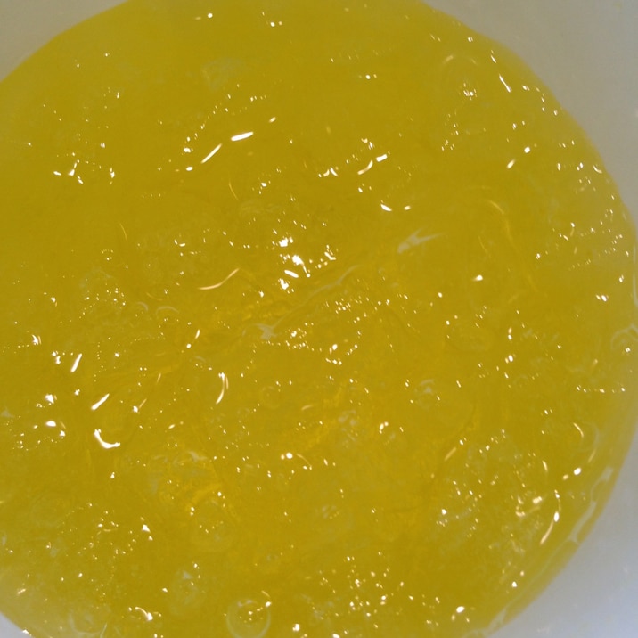レモン汁とウコン粉末とソーダのドリンク